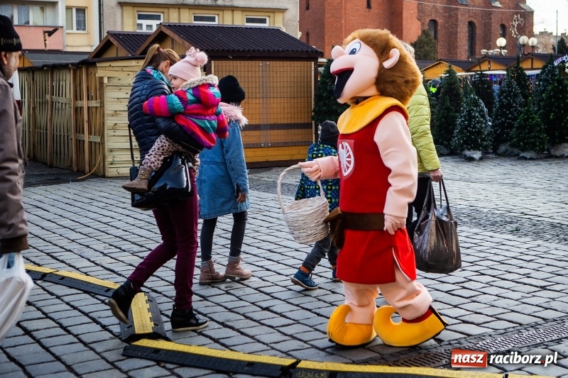 Zdjęcie w galerii na portalu naszraciborz.pl: Zagroda z Mikołajem i żywymi reniferami na rynku wiadomości z regionu