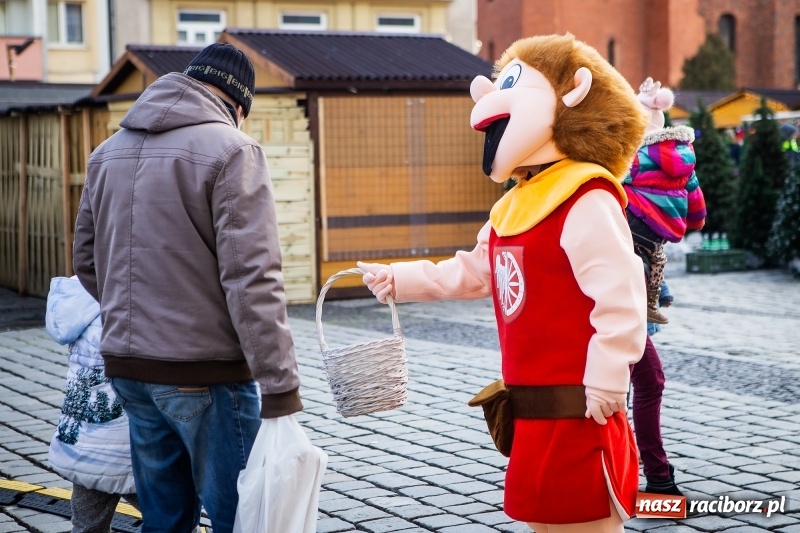 Zdjęcie w galerii na portalu naszraciborz.pl: Zagroda z Mikołajem i żywymi reniferami na rynku wiadomości z regionu