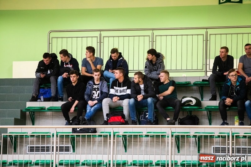 Zdjęcie w galerii na portalu naszraciborz.pl: Sobotnie emocje w Halowej Lidze Piłki Nożnej wiadomości z regionu