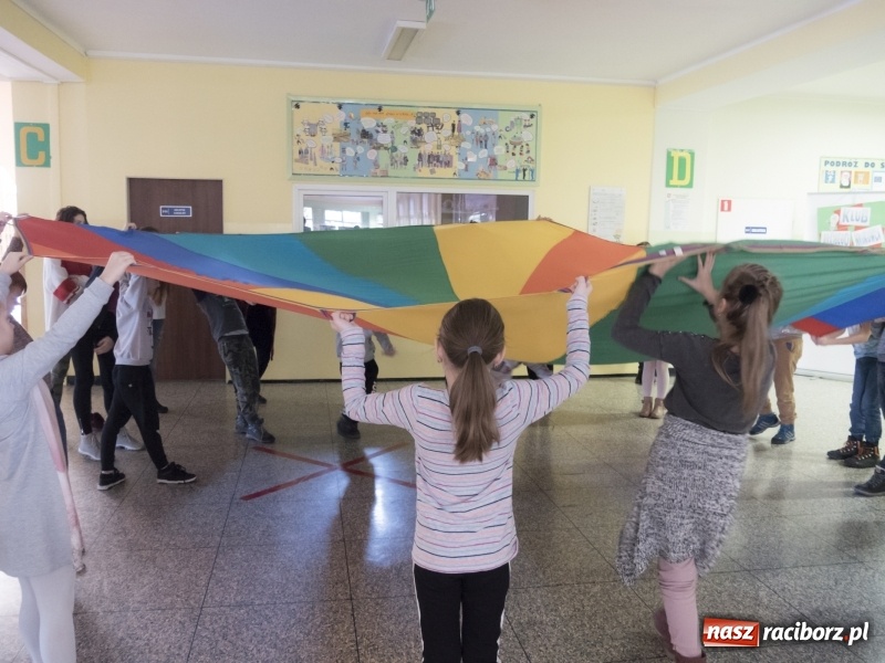 Zdjęcie w galerii na portalu naszraciborz.pl: SP 15. Świąteczny kiermasz, Szlachetna Paczka i dzień otwarty wiadomości z regionu