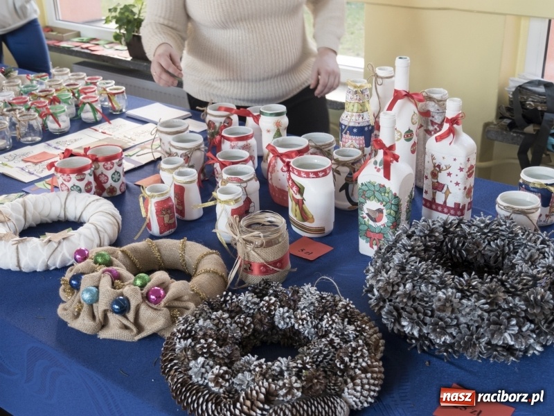 Zdjęcie w galerii na portalu naszraciborz.pl: SP 15. Świąteczny kiermasz, Szlachetna Paczka i dzień otwarty wiadomości z regionu