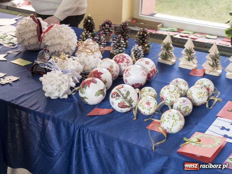 Zdjęcie w galerii na portalu naszraciborz.pl: SP 15. Świąteczny kiermasz, Szlachetna Paczka i dzień otwarty wiadomości z regionu