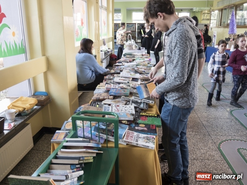 Zdjęcie w galerii na portalu naszraciborz.pl: SP 15. Świąteczny kiermasz, Szlachetna Paczka i dzień otwarty wiadomości z regionu