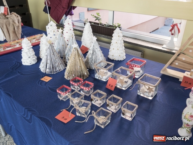 Zdjęcie w galerii na portalu naszraciborz.pl: SP 15. Świąteczny kiermasz, Szlachetna Paczka i dzień otwarty wiadomości z regionu
