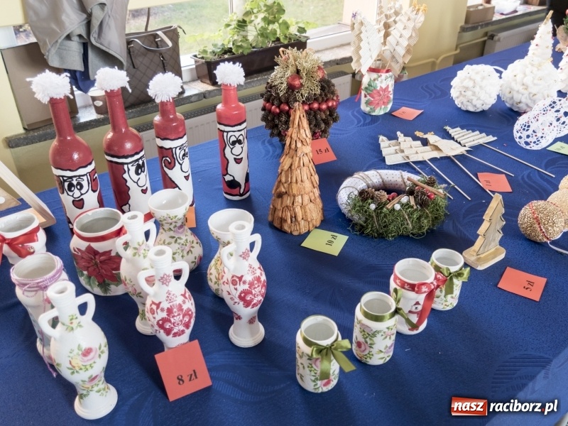 Zdjęcie w galerii na portalu naszraciborz.pl: SP 15. Świąteczny kiermasz, Szlachetna Paczka i dzień otwarty wiadomości z regionu