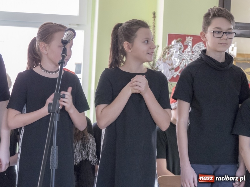 Zdjęcie w galerii na portalu naszraciborz.pl: SP 15. Świąteczny kiermasz, Szlachetna Paczka i dzień otwarty wiadomości z regionu