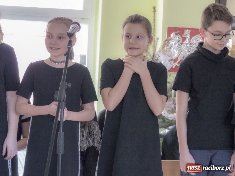 Zdjęcie w galerii na portalu naszraciborz.pl: SP 15. Świąteczny kiermasz, Szlachetna Paczka i dzień otwarty wiadomości z regionu