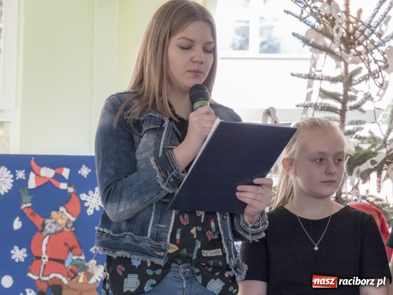 Zdjęcie w galerii na portalu naszraciborz.pl: SP 15. Świąteczny kiermasz, Szlachetna Paczka i dzień otwarty wiadomości z regionu