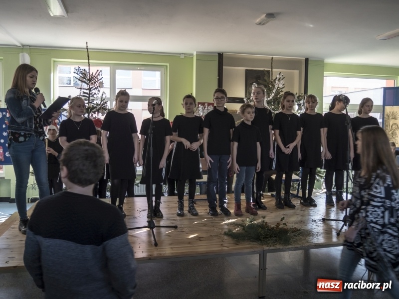 Zdjęcie w galerii na portalu naszraciborz.pl: SP 15. Świąteczny kiermasz, Szlachetna Paczka i dzień otwarty wiadomości z regionu