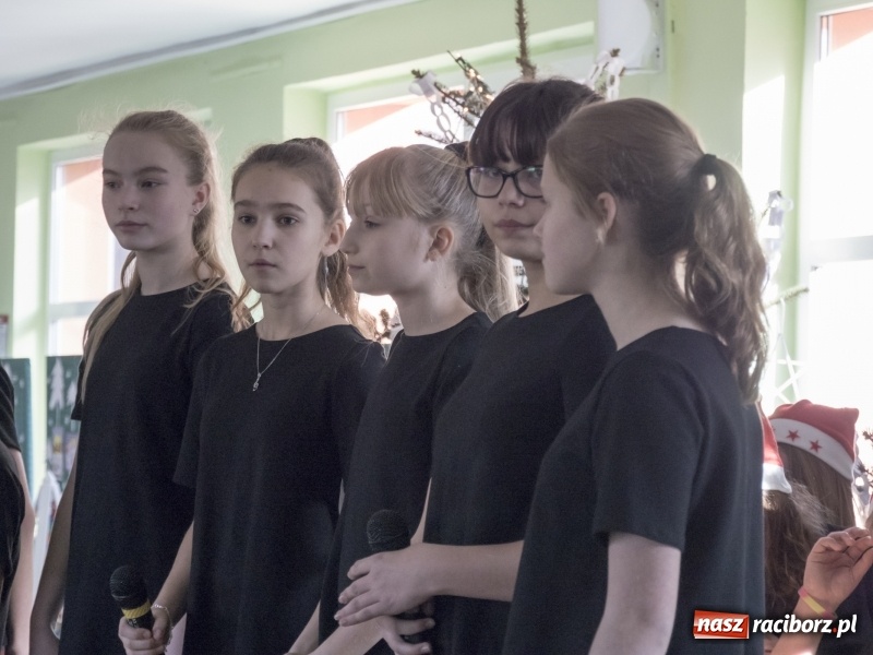 Zdjęcie w galerii na portalu naszraciborz.pl: SP 15. Świąteczny kiermasz, Szlachetna Paczka i dzień otwarty wiadomości z regionu