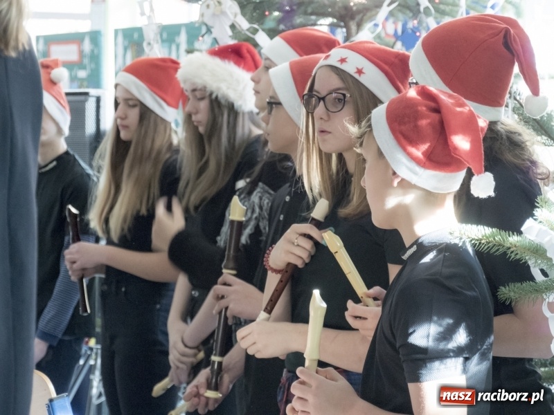 Zdjęcie w galerii na portalu naszraciborz.pl: SP 15. Świąteczny kiermasz, Szlachetna Paczka i dzień otwarty wiadomości z regionu