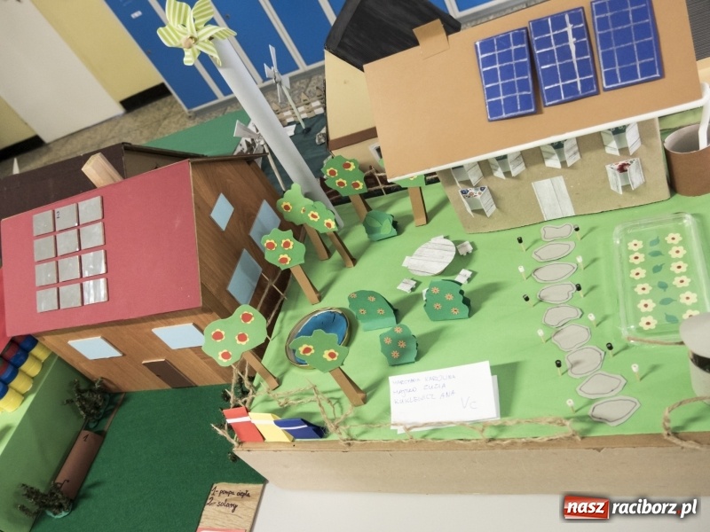 Zdjęcie w galerii na portalu naszraciborz.pl: SP 15. Świąteczny kiermasz, Szlachetna Paczka i dzień otwarty wiadomości z regionu