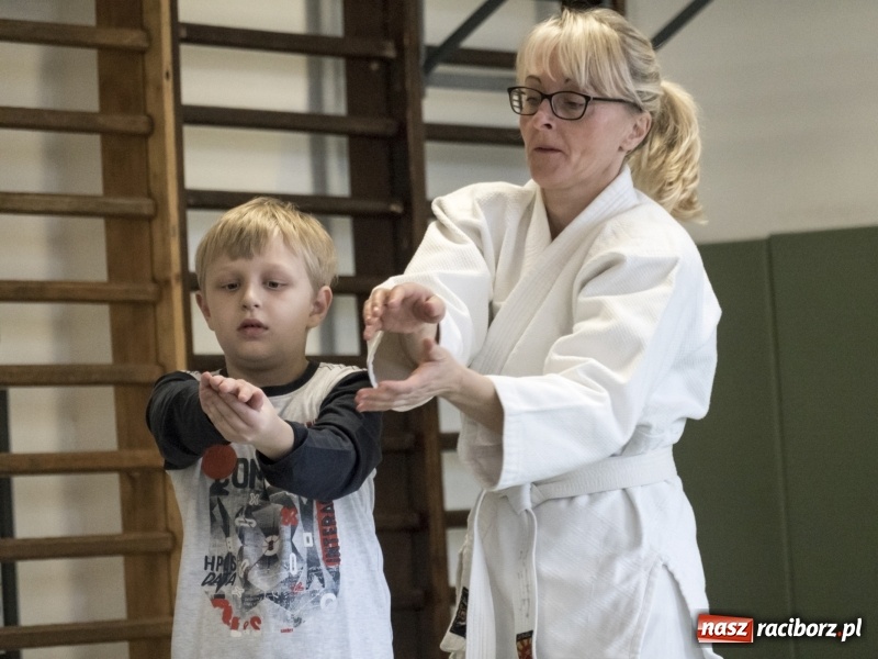 Zdjęcie w galerii na portalu naszraciborz.pl: SP 15. Świąteczny kiermasz, Szlachetna Paczka i dzień otwarty wiadomości z regionu