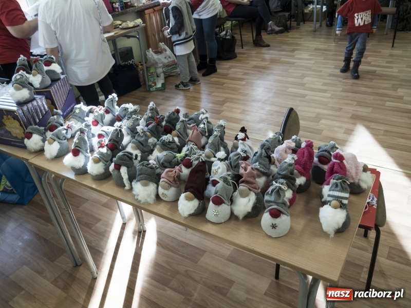 Zdjęcie w galerii na portalu naszraciborz.pl: SP 15. Świąteczny kiermasz, Szlachetna Paczka i dzień otwarty wiadomości z regionu
