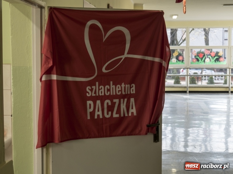 Zdjęcie w galerii na portalu naszraciborz.pl: SP 15. Świąteczny kiermasz, Szlachetna Paczka i dzień otwarty wiadomości z regionu