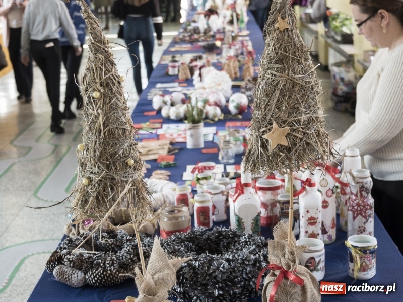 Zdjęcie w galerii na portalu naszraciborz.pl: SP 15. Świąteczny kiermasz, Szlachetna Paczka i dzień otwarty wiadomości z regionu
