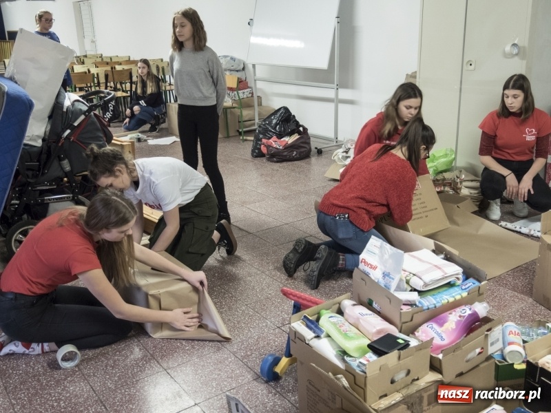 Zdjęcie w galerii na portalu naszraciborz.pl: SP 15. Świąteczny kiermasz, Szlachetna Paczka i dzień otwarty wiadomości z regionu