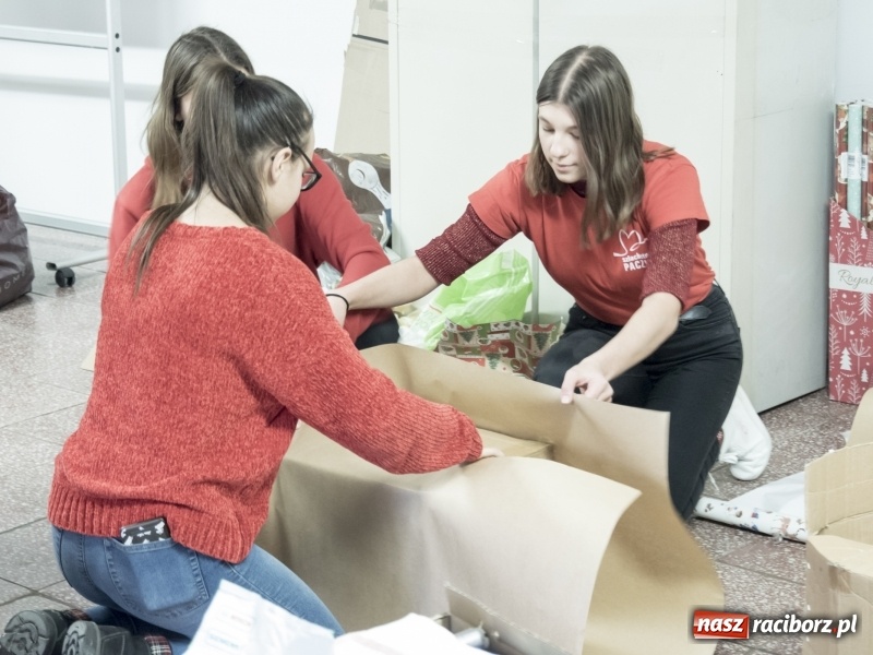 Zdjęcie w galerii na portalu naszraciborz.pl: SP 15. Świąteczny kiermasz, Szlachetna Paczka i dzień otwarty wiadomości z regionu