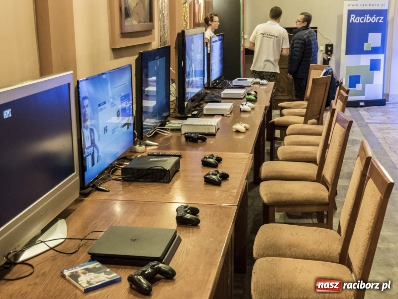 Zdjęcie w galerii na portalu naszraciborz.pl: W Markowicach każdy mógł stać się Cristiano Ronaldo. Mikołajkowy turniej FIFA 19 wiadomości z regionu