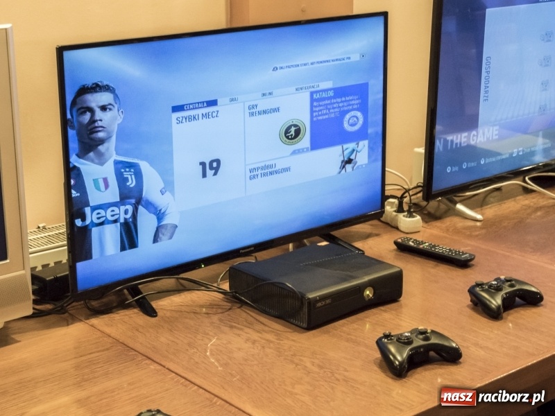 Zdjęcie w galerii na portalu naszraciborz.pl: W Markowicach każdy mógł stać się Cristiano Ronaldo. Mikołajkowy turniej FIFA 19 wiadomości z regionu