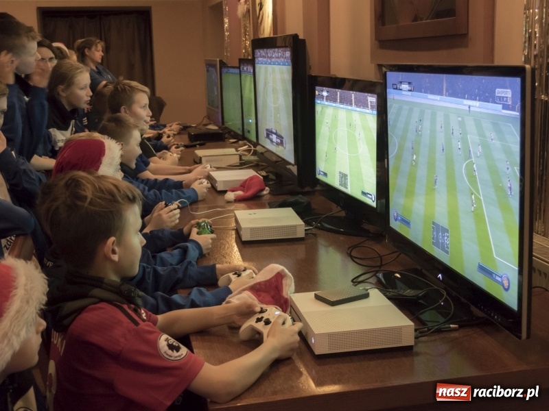 Zdjęcie w galerii na portalu naszraciborz.pl: W Markowicach każdy mógł stać się Cristiano Ronaldo. Mikołajkowy turniej FIFA 19 wiadomości z regionu