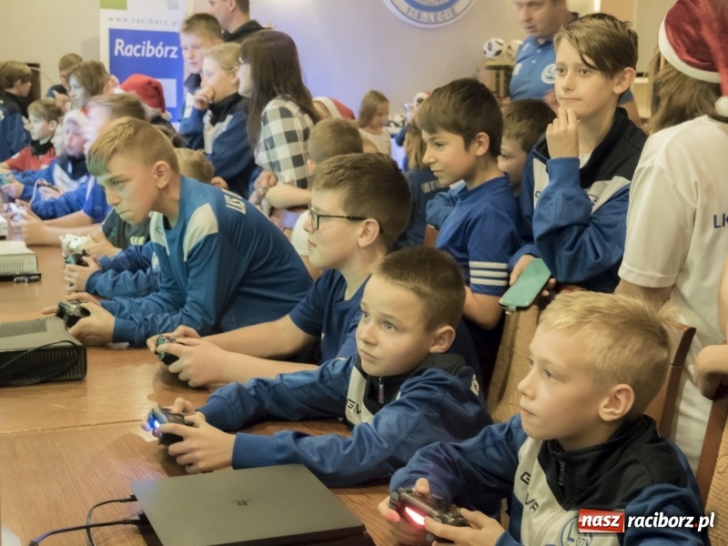 Zdjęcie w galerii na portalu naszraciborz.pl: W Markowicach każdy mógł stać się Cristiano Ronaldo. Mikołajkowy turniej FIFA 19 wiadomości z regionu