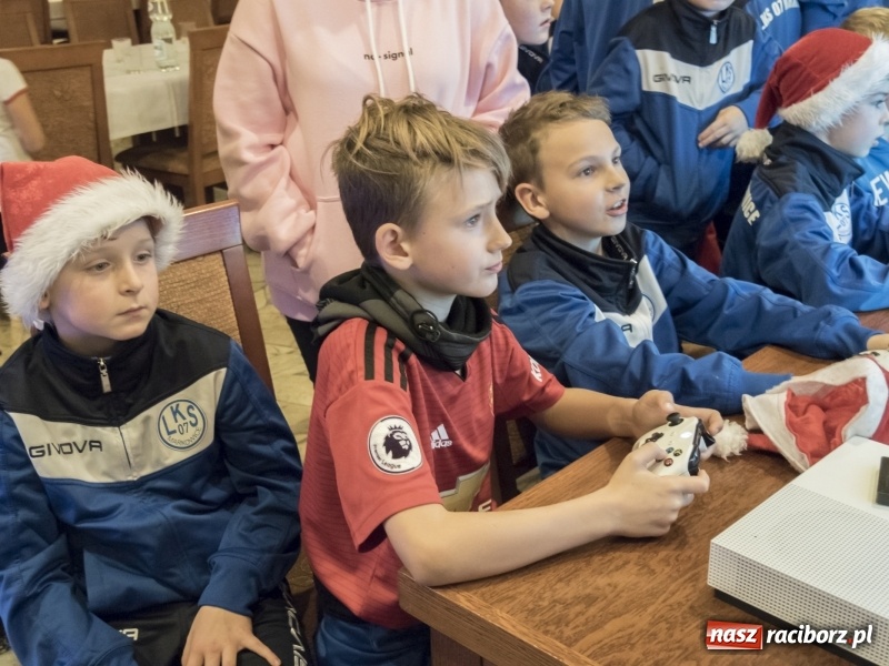 Zdjęcie w galerii na portalu naszraciborz.pl: W Markowicach każdy mógł stać się Cristiano Ronaldo. Mikołajkowy turniej FIFA 19 wiadomości z regionu