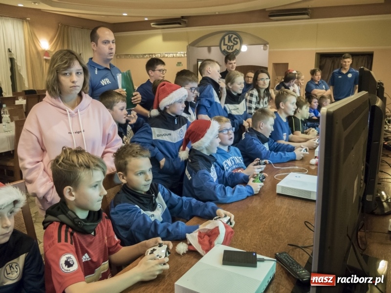 Zdjęcie w galerii na portalu naszraciborz.pl: W Markowicach każdy mógł stać się Cristiano Ronaldo. Mikołajkowy turniej FIFA 19 wiadomości z regionu