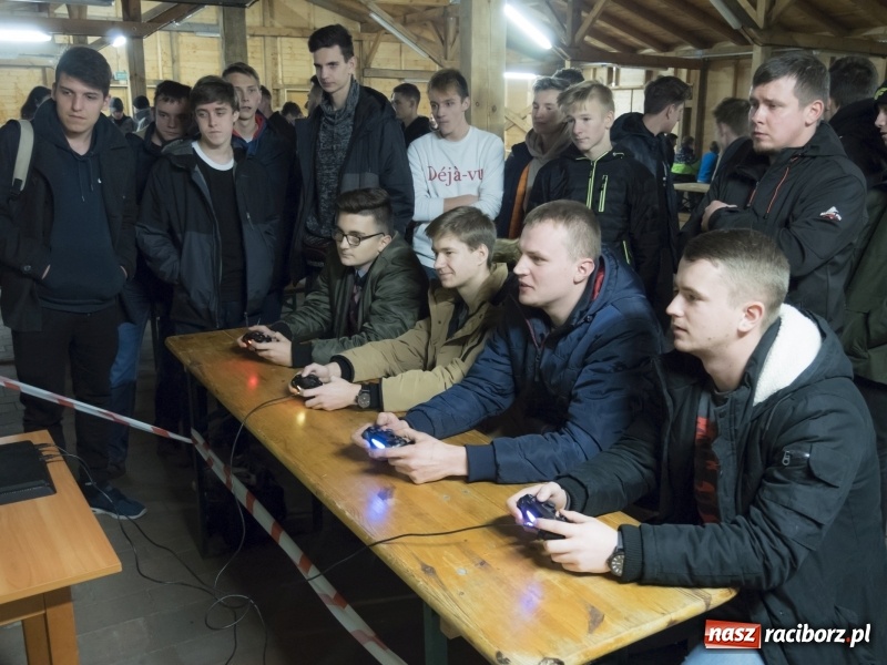 Zdjęcie w galerii na portalu naszraciborz.pl: W Rudach rywalizowano o tytuł mistrza gry komputerowej wiadomości z regionu