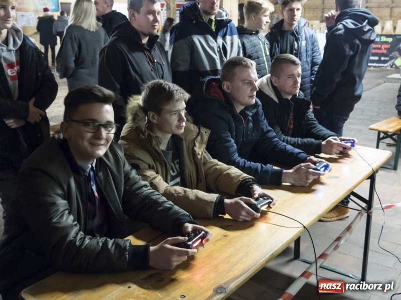 Zdjęcie w galerii na portalu naszraciborz.pl: W Rudach rywalizowano o tytuł mistrza gry komputerowej wiadomości z regionu