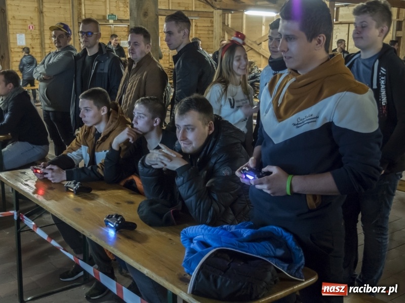 Zdjęcie w galerii na portalu naszraciborz.pl: W Rudach rywalizowano o tytuł mistrza gry komputerowej wiadomości z regionu