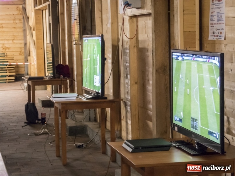 Zdjęcie w galerii na portalu naszraciborz.pl: W Rudach rywalizowano o tytuł mistrza gry komputerowej wiadomości z regionu