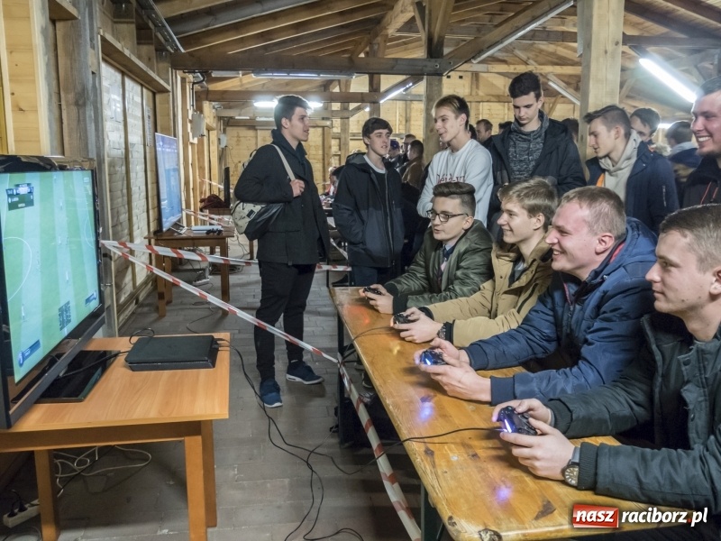 Zdjęcie w galerii na portalu naszraciborz.pl: W Rudach rywalizowano o tytuł mistrza gry komputerowej wiadomości z regionu