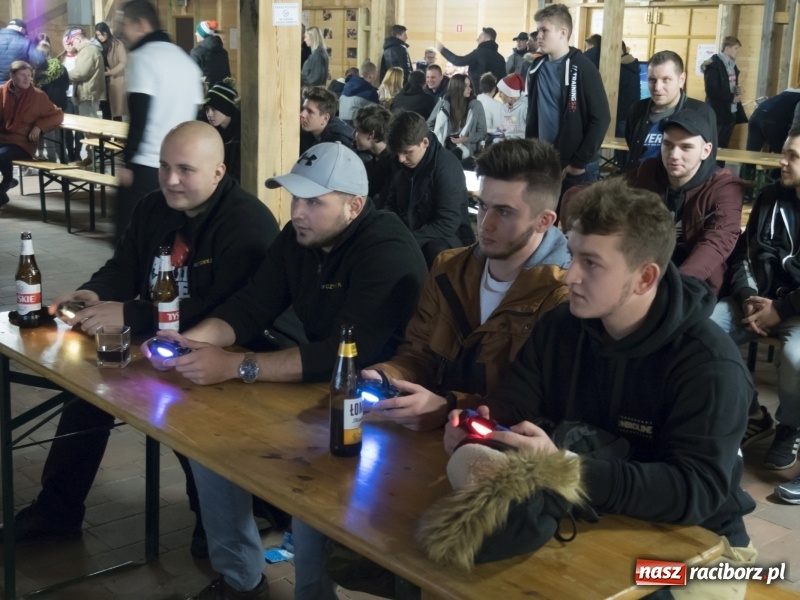 Zdjęcie w galerii na portalu naszraciborz.pl: W Rudach rywalizowano o tytuł mistrza gry komputerowej wiadomości z regionu