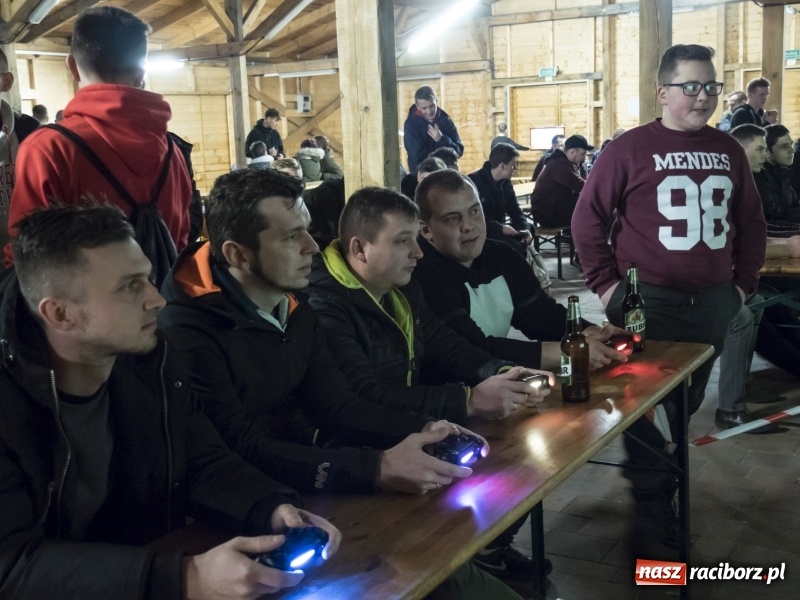 Zdjęcie w galerii na portalu naszraciborz.pl: W Rudach rywalizowano o tytuł mistrza gry komputerowej wiadomości z regionu