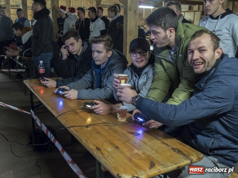 Zdjęcie w galerii na portalu naszraciborz.pl: W Rudach rywalizowano o tytuł mistrza gry komputerowej wiadomości z regionu