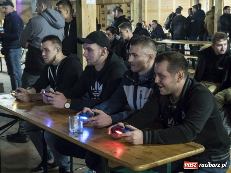 Zdjęcie w galerii na portalu naszraciborz.pl: W Rudach rywalizowano o tytuł mistrza gry komputerowej wiadomości z regionu