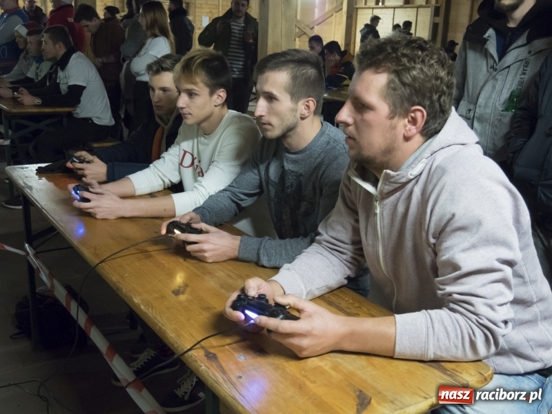 Zdjęcie w galerii na portalu naszraciborz.pl: W Rudach rywalizowano o tytuł mistrza gry komputerowej wiadomości z regionu