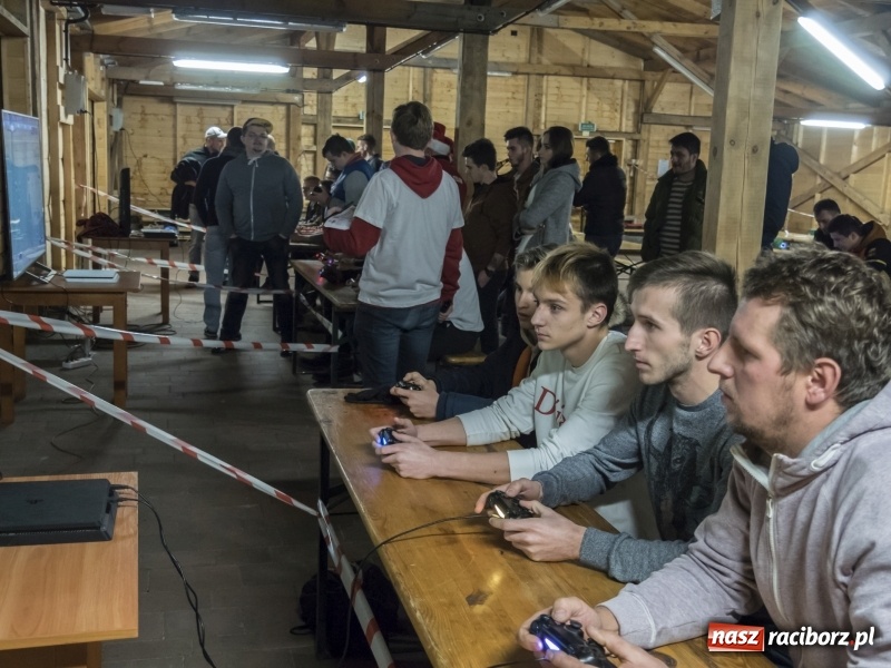 Zdjęcie w galerii na portalu naszraciborz.pl: W Rudach rywalizowano o tytuł mistrza gry komputerowej wiadomości z regionu