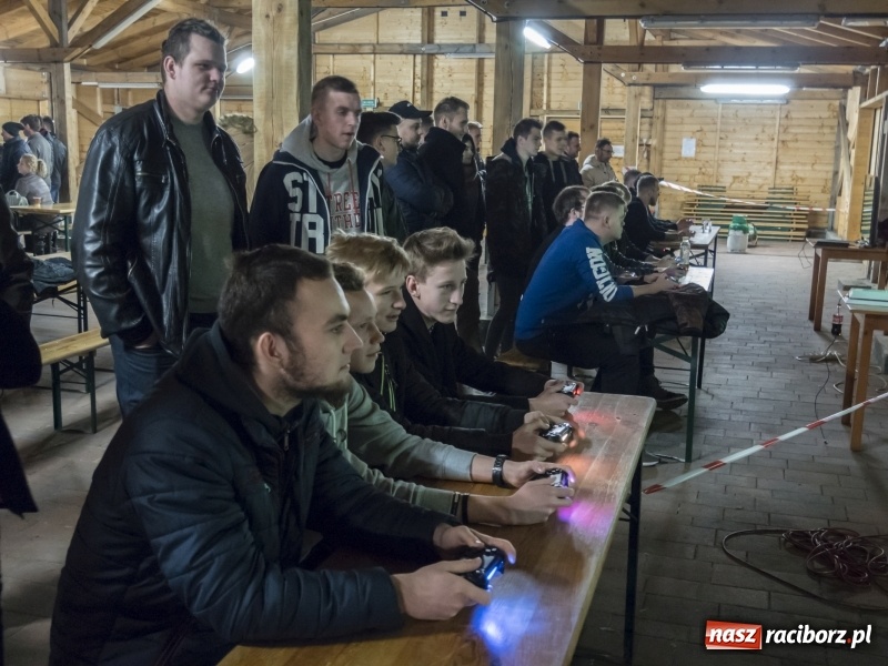 Zdjęcie w galerii na portalu naszraciborz.pl: W Rudach rywalizowano o tytuł mistrza gry komputerowej wiadomości z regionu
