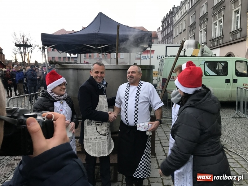 Zdjęcie w galerii na portalu naszraciborz.pl: Świąteczny raciborski bigos z poczęstunkiem od prezydenta FOTO i WIDEO wiadomości z regionu