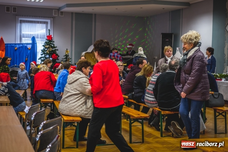 Zdjęcie w galerii na portalu naszraciborz.pl: Smaczne pączki i dzieci na scenie, czyli świątecznie w Bolesławiu  wiadomości z regionu