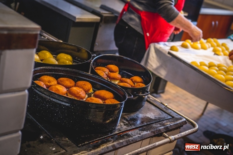 Zdjęcie w galerii na portalu naszraciborz.pl: Smaczne pączki i dzieci na scenie, czyli świątecznie w Bolesławiu  wiadomości z regionu
