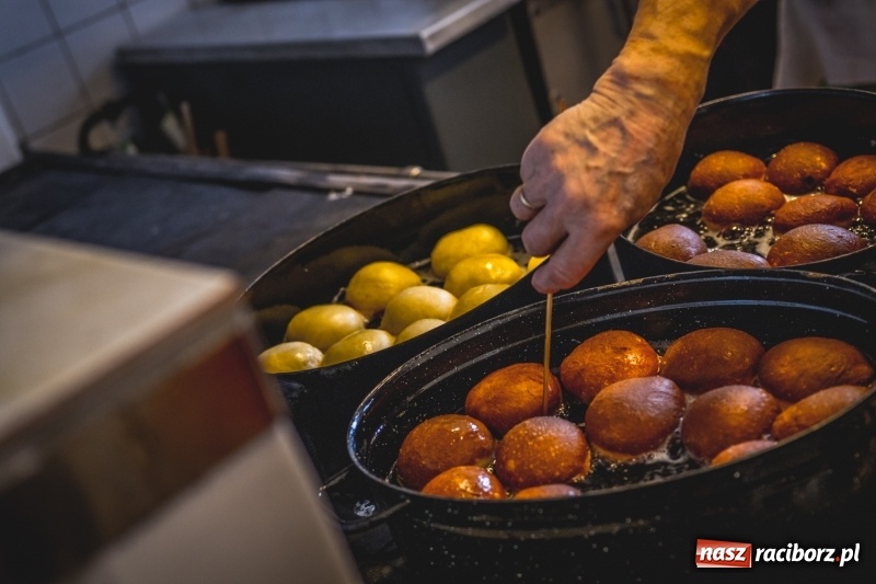 Zdjęcie w galerii na portalu naszraciborz.pl: Smaczne pączki i dzieci na scenie, czyli świątecznie w Bolesławiu  wiadomości z regionu