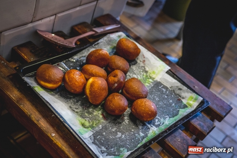 Zdjęcie w galerii na portalu naszraciborz.pl: Smaczne pączki i dzieci na scenie, czyli świątecznie w Bolesławiu  wiadomości z regionu