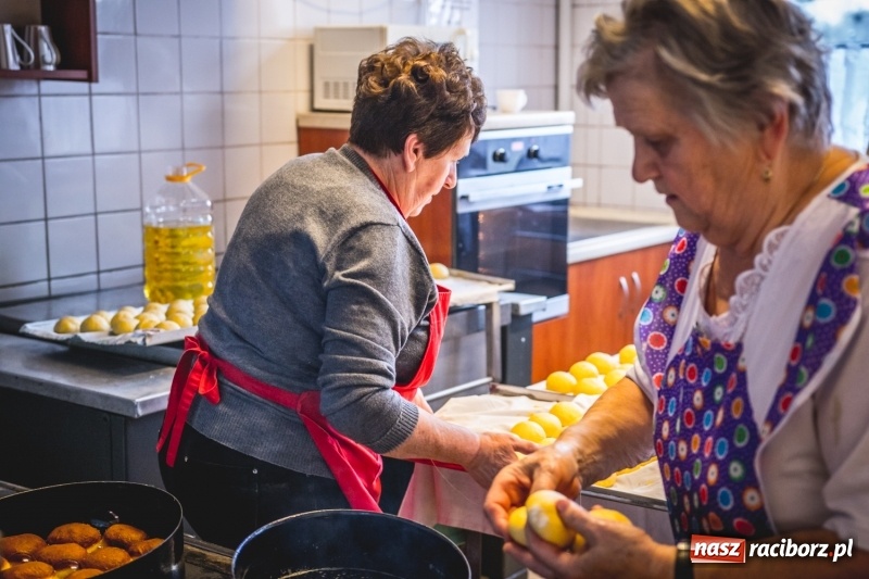 Zdjęcie w galerii na portalu naszraciborz.pl: Smaczne pączki i dzieci na scenie, czyli świątecznie w Bolesławiu  wiadomości z regionu
