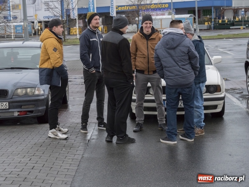 Zdjęcie w galerii na portalu naszraciborz.pl: Zlot i zbiórka na schronisko na parkingu Auchan  wiadomości z regionu
