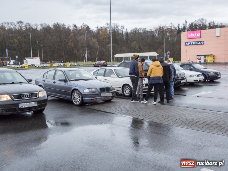 Zdjęcie w galerii na portalu naszraciborz.pl: Zlot i zbiórka na schronisko na parkingu Auchan  wiadomości z regionu