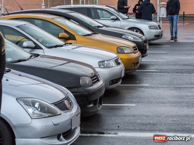 Zdjęcie w galerii na portalu naszraciborz.pl: Zlot i zbiórka na schronisko na parkingu Auchan  wiadomości z regionu
