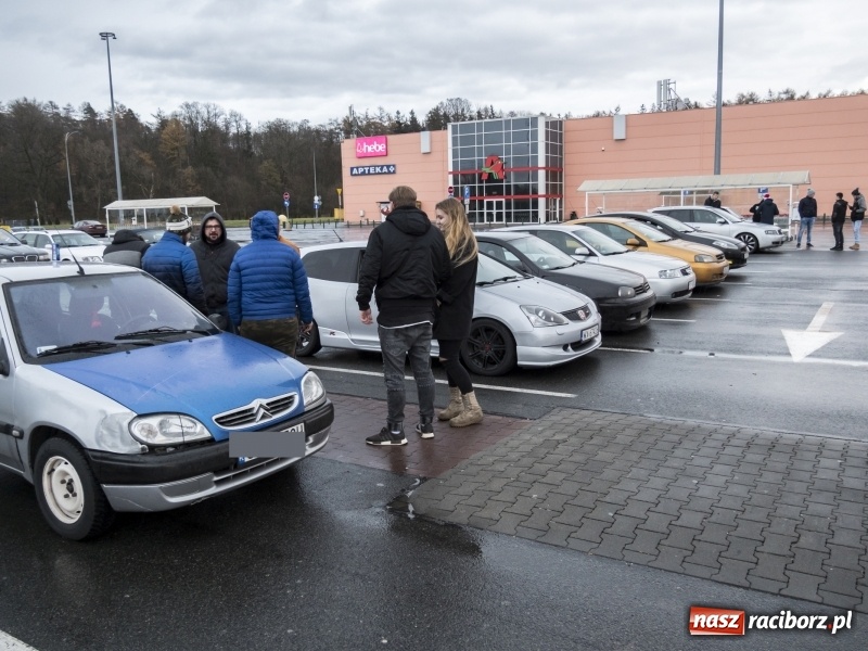 Zdjęcie w galerii na portalu naszraciborz.pl: Zlot i zbiórka na schronisko na parkingu Auchan  wiadomości z regionu